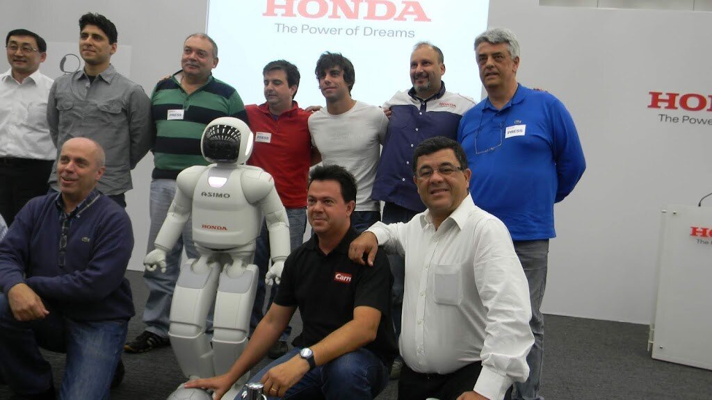Os jornalistas e a equipe Honda do Brasil fazem pose com o incrível ASIMO, imagem inesquecível guardada nos arquivos digitais DSCN4485 300x169 1 - Visitamos o Museu da Honda em Motegi no Japão.
