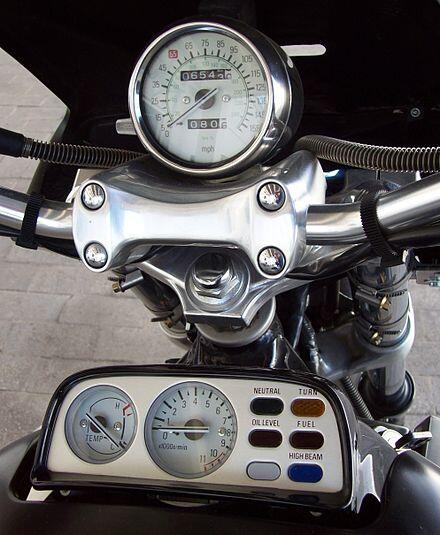 No painel algumas pistas de como identificar a moto. Essa tem V-boost Yamaha VMAX 1998 E - O sistema V-boost da Yamaha V-Max 1200