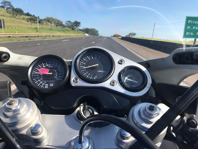 Sem lenço e sem documento – apenas 3 ponteiros e um horizonte a buscar. gsx4 - A Geração Z e as motos
