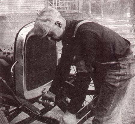 Assim era a partida dos automóveis antigamente. handcrank abarnyard com - A Geração Z e as motos