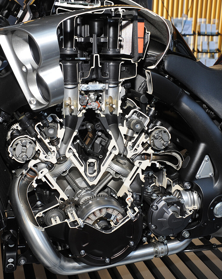 Nesta imagem é possível ver o motor da VMax 1700 em corte, e seus dutos de admissão variáveis. Em baixa rotação são mais longos e em alta, se abrem, ficando mais curtos e permitindo entrada extra de ar e um fluxo mais rápido da mistura. vmax development 7740pxWide - O sistema V-boost da Yamaha V-Max 1200