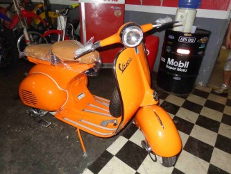 O Restaurador Leandro Magnusson, de Itatiba, SP, nos enviou foto de uma de suas ultimas restaurações, uma Vespa M3 1960 - Moto do Leitor